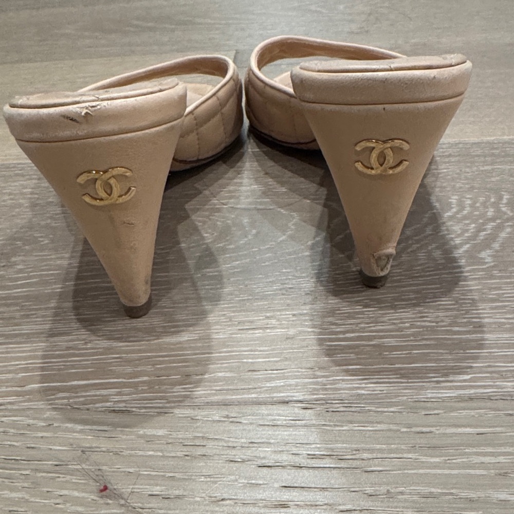 Vintage CHANEL Beige Quilted Open-Toe Slide Mules - Picture 2 of 3